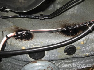 PřestavbaCNG06_upevnění_CNGpotrubí