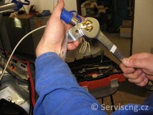 PřestavbaCNG10_montáž_plního_ventilu_CNG