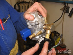 PřestavbaCNG11_montáž_regulátoru_CNG