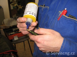 PřestavbaCNG17_montáž_trysky_vstřikovače_CNG