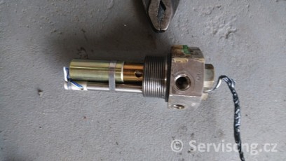 Volvo_V70_2,4_CNG_BiFuel_lahvovy_ventil